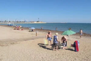 Playa de la Marineta Casiana 4 familias en la playa de la marineta cassiana 770x514.jpg