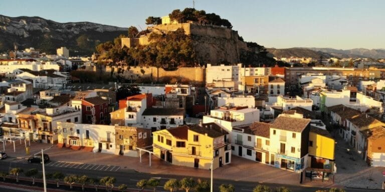 imagen del castillo de Denia desde el puerto