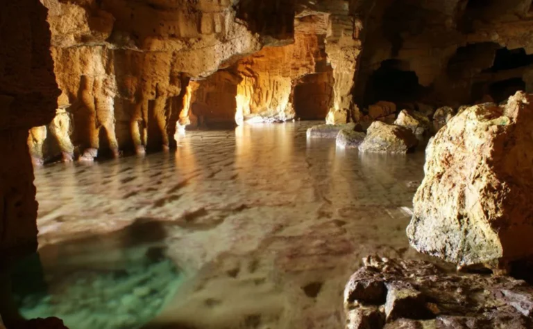 interior de la cova tallada denia alicante