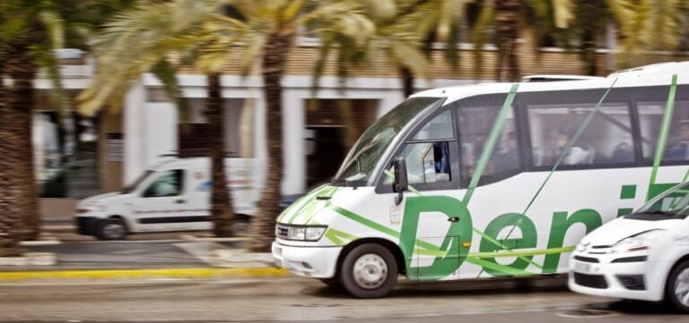 autobus en la explanada cervantes en denia