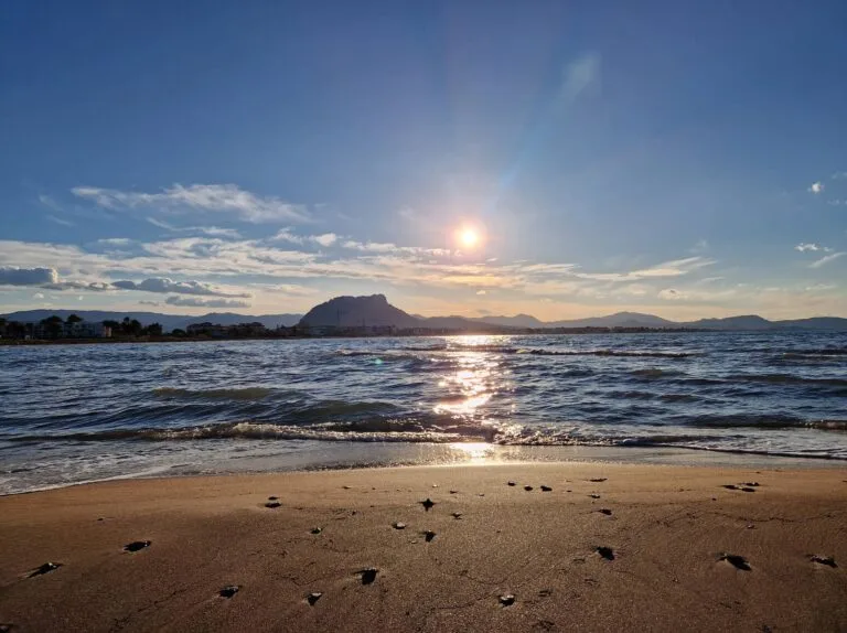 Playa de Les Marines 5 Playa Les bovetes en las marinas Denia Alicante desde la orilla junto al mar