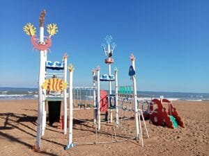Les bovetes denia alicante parque infantil Playa Les bovetes Denia Alicante parque infantil en la arena