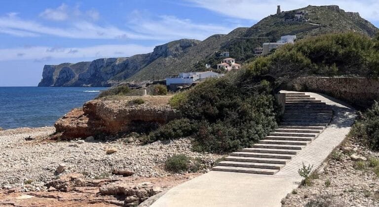 vista de la torre del gerro desde el paseo de las rotas