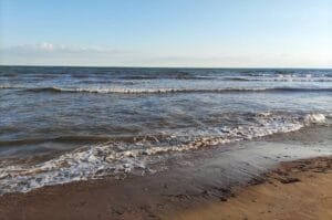 Playa Els Molins Denia Alicante orilla Playa Els Molins Denia Alicante orilla de cerca con mar en calma