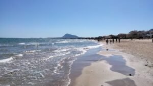 Playa Les Deveses Denia Alicante gente paseando por la orilla Playa Les Deveses Denia Alicante gente paseando por la orilla