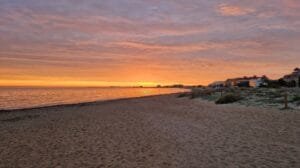 Playa de Les Marines arena atardecer