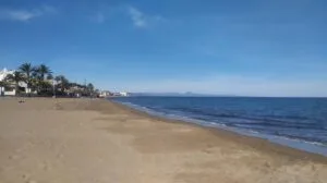 Playa de Les Marines arena dorada sin gente Playa de Les Marines