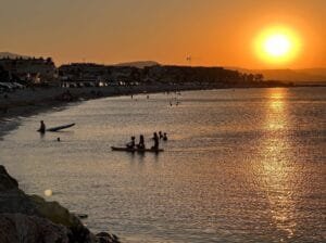Playa de la Almadrava denia alicante gente paddle surf Playa de la Almadrava Denia Alicante atardecer con gente practicando deportes
