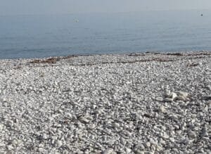 Playa de la Almadrava denia alicante orilla de canto rodado Playa de la Almadrava Denia Alicante imagen detalle de la orilla con canto rodado blanco