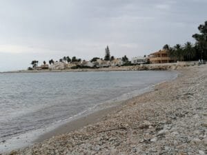 Playa de la Almadrava denia alicante panoramica sin gente 4 Playa de la Almadrava Denia Alicante orilla con mar en calma