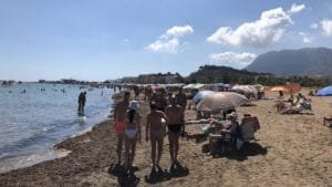Playa Les Albaranes y Punta del Raset Denia Alicante gente en temporada alta