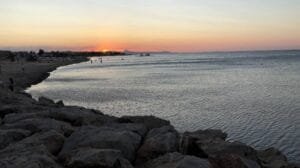 playa punta del Raset en Denia anocheciendo
