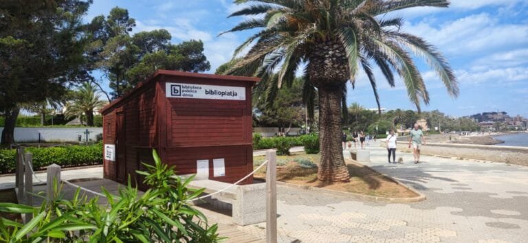 Biblioplaya en el paseo de la Marineta Cassiana en Denia Alicante