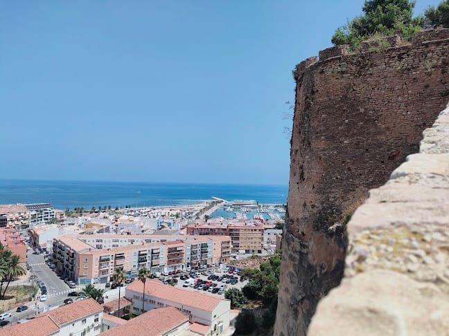 vistas de Denia desde el castillo con la muralla al fondo