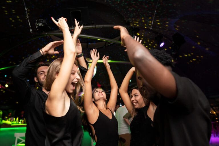 Gente bailando en discoteca