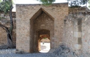 puerta de la muralla del castillo de Denia
