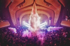 discoteca Condado Club Denia 2 Sala llena de gente en la Discoteca Condado Club en La calle Campos de Denia