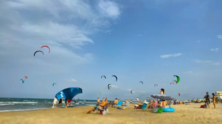 kitesurf en denia playa de arena con muchos kitesurfistas