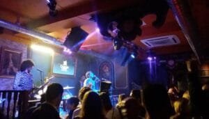 pub dorian Gray musica en directo grupo tocando en directo en el Pub Dorian Gray en la calle la mar Denia