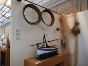 Museo de la Mar Denia Exposición maqueta barca de pesca y utensilios de pescadores