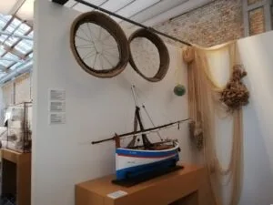 Museo de la Mar Denia Exposición maqueta barca de pesca y utensilios de pescadores