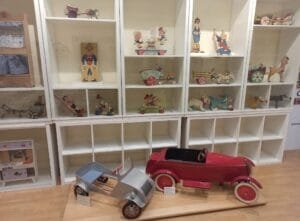 Museo del juguete de Denia exposición vitrina con juguetes