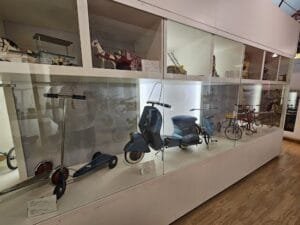 Museo del juguete de Denia exposición bicicletas y patinetes