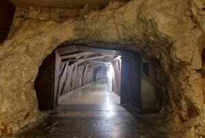 Tunel del castillo de Denia entrada