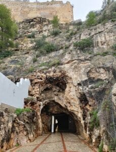 Tunel del castillo de Denia entrada por la ronda de las murallas