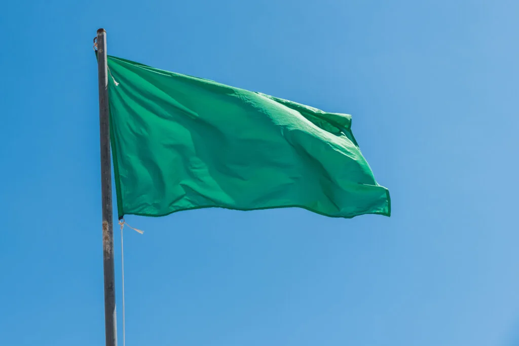 bandera verde en playa de Denia
