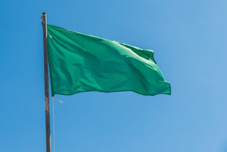bandera verde en playa de Denia