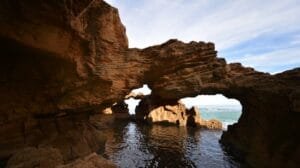 La Cova Tallada Denia Alicante formas de roca desde el interior