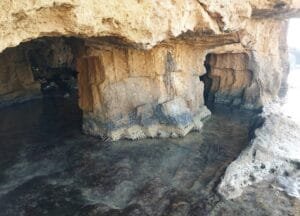 La Cova Tallada Denia Alicante cortes en la piedra tosca