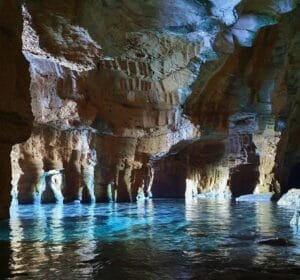 La Cova Tallada Denia Alicante luces y sombras en la roca y el agua