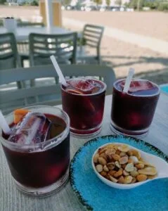 Tintos de verano en un chiringuito de Denia