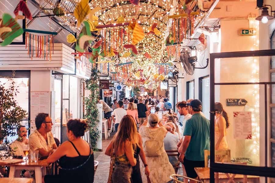 Els-Magazinos-puetos-de-comida pasillo de los Magazinos en denia con puestos de comida y gente